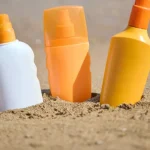Crema cu SPF nu este suficientă pentru a-ți proteja pielea. Ce recomandă dermatologii când stai la soare