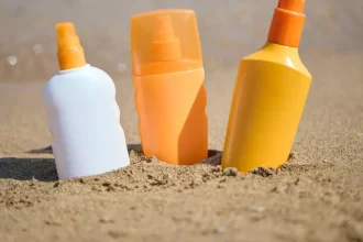 Crema cu SPF nu este suficientă pentru a-ți proteja pielea. Ce recomandă dermatologii când stai la soare