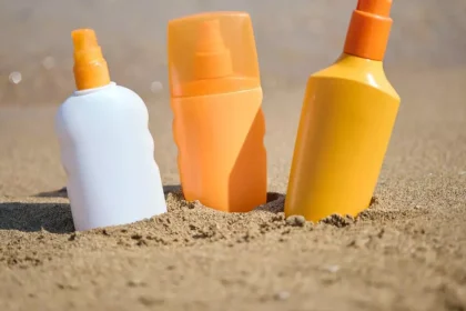 Crema cu SPF nu este suficientă pentru a-ți proteja pielea. Ce recomandă dermatologii când stai la soare