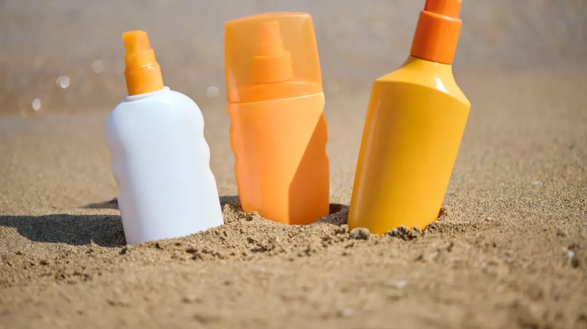 Crema cu SPF nu este suficientă pentru a-ți proteja pielea. Ce recomandă dermatologii când stai la soare