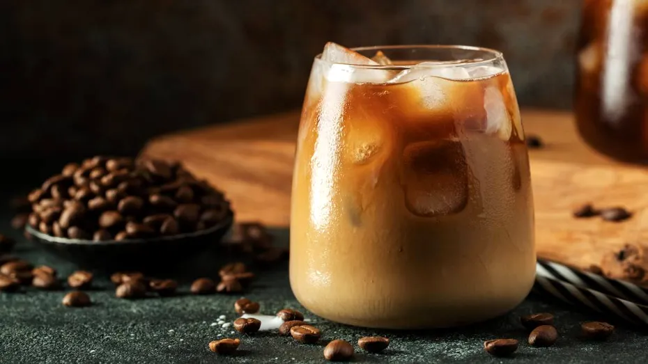 Cafea rece, cremoasă și cu puține calorii. Cum faci acasă un iced latte decofeinizat