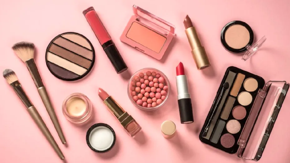 Machiajul cu efect natural câștigă teren. De ce blush-ul, bronzerul și iluminatorul cremos sunt tot mai populare