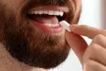 Respirația urât mirositoare revine mereu? Cauza poate fi ascunsă în gingii sau pe suprafața limbii