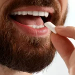 Respirația urât mirositoare revine mereu? Cauza poate fi ascunsă în gingii sau pe suprafața limbii
