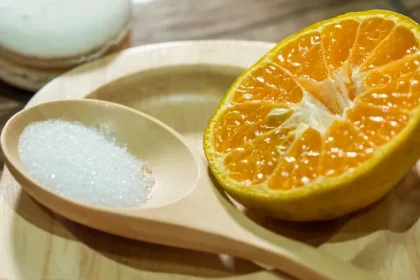 Grăsimea de pe aragaz poate fi curățată și cu ingrediente din bucătărie. Amestecul simplu pe care îl poți prepara acasă