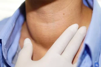 Nodulii tiroidieni pot fi tratați și fără operație în anumite cazuri. Dr. Ionuț Sandu explică metoda minim invazivă