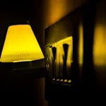 Dormi cu televizorul sau veioza aprinsă? Ce au observat cercetătorii la nivelul inimii