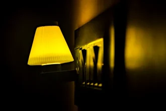 Dormi cu televizorul sau veioza aprinsă? Ce au observat cercetătorii la nivelul inimii