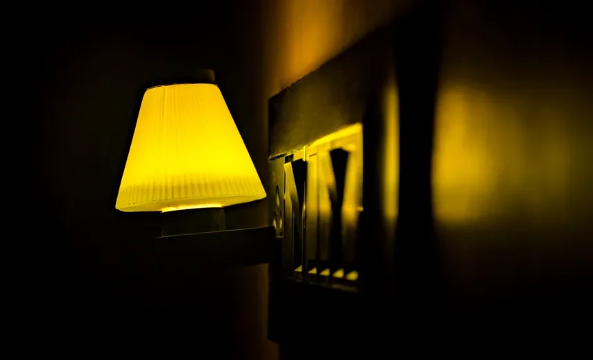 Dormi cu televizorul sau veioza aprinsă? Ce au observat cercetătorii la nivelul inimii